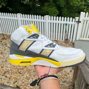 Nike Air Trainer SC High Graphite
Lemon Size 10